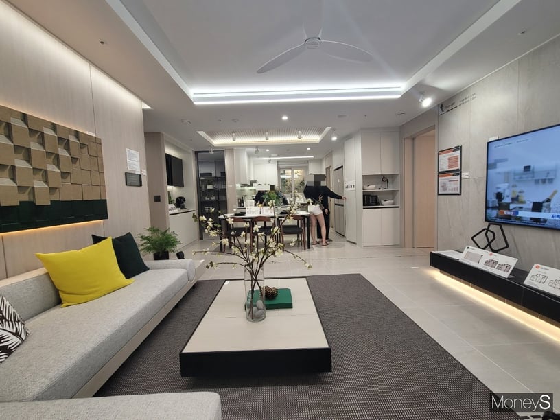 84㎡ 유닛 내부 거실 모습. /사진=신유진 기자